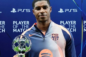 拉什福德欧冠上演帽子戏法，头球破门惊艳全场！挥泪告别曼联？